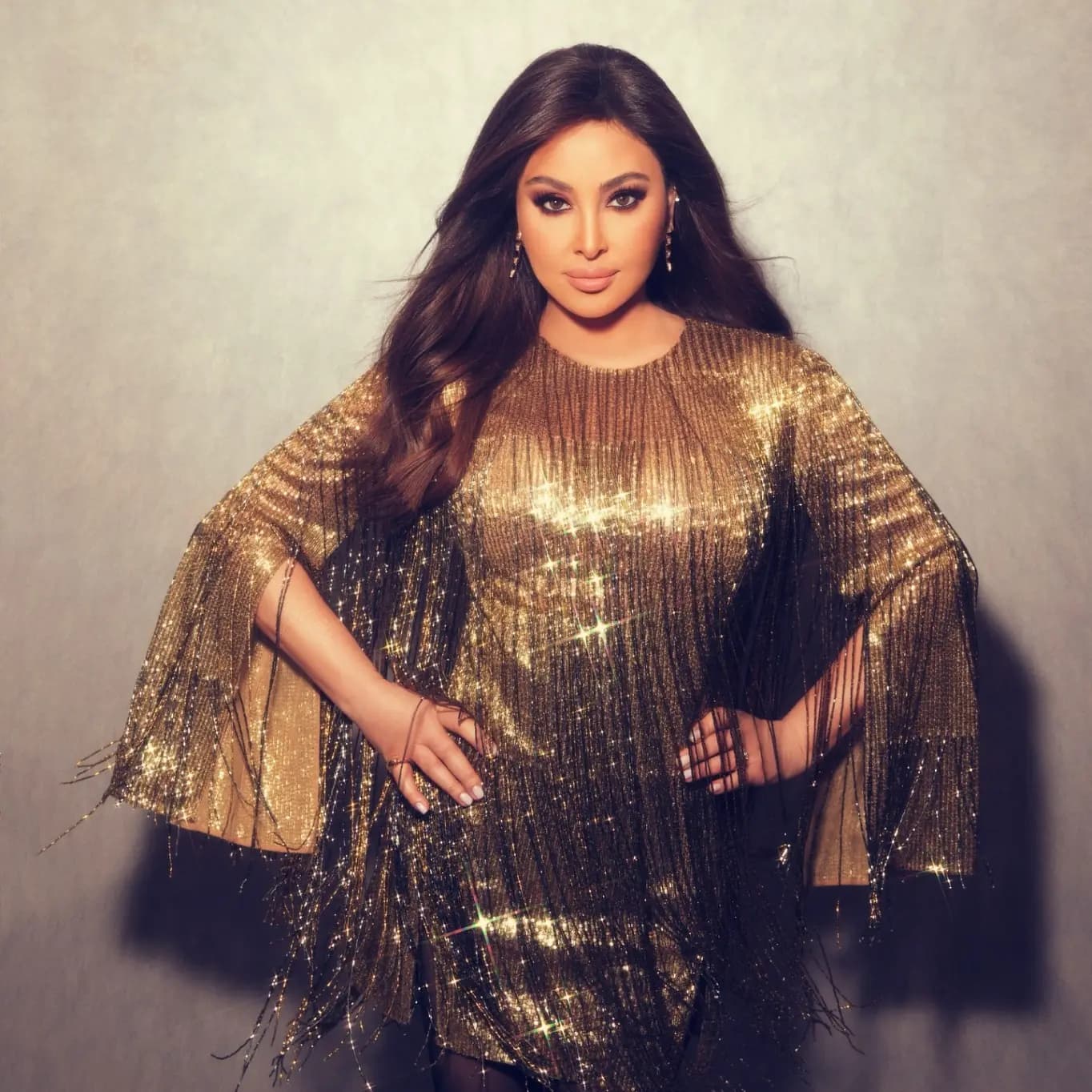 "إليسا" تتصدى لرجال الأمن