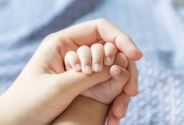 رضيعة تفارق الحياة داخل حضانة.. والوزارة تتحرك