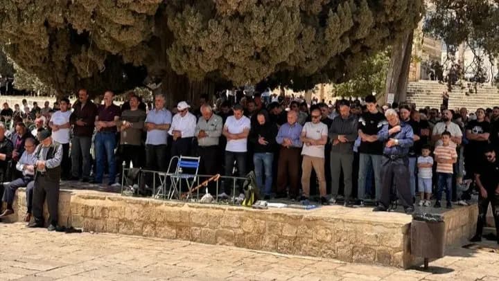 آلاف يؤدون الجمعة في الأقصى رغم التضييق