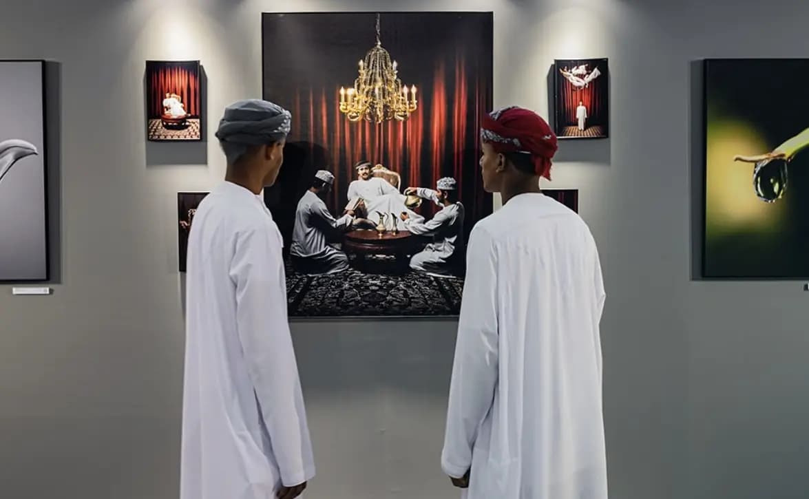 اكتشف روعة الإبداع في “ردهة الفنون” بمعرض مسقط الدولي للكتاب