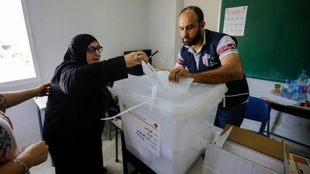 منع رئيس بلدية من الدخول إلى أحد مراكز الاقتراع.. ما القصة؟