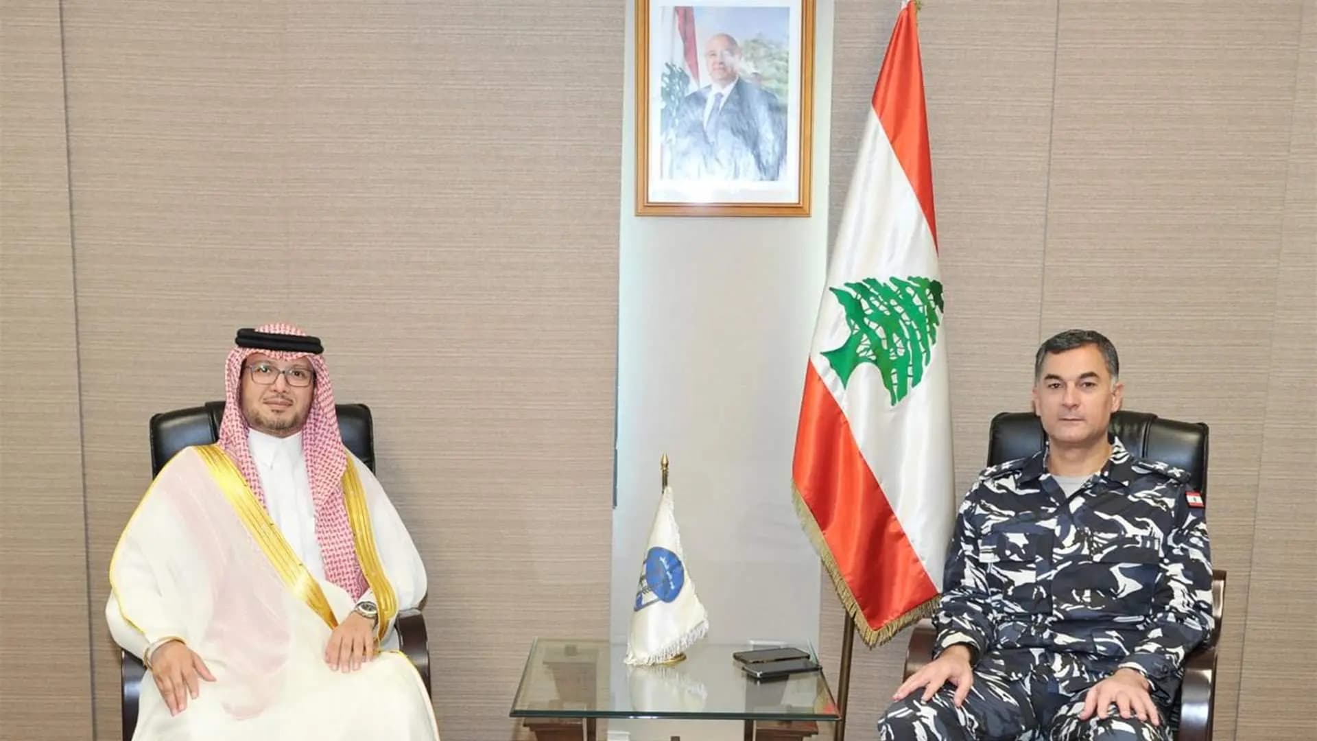 "لتعزيز التعاون الأمني".. بخاري يلتقي اللواء عبدالله