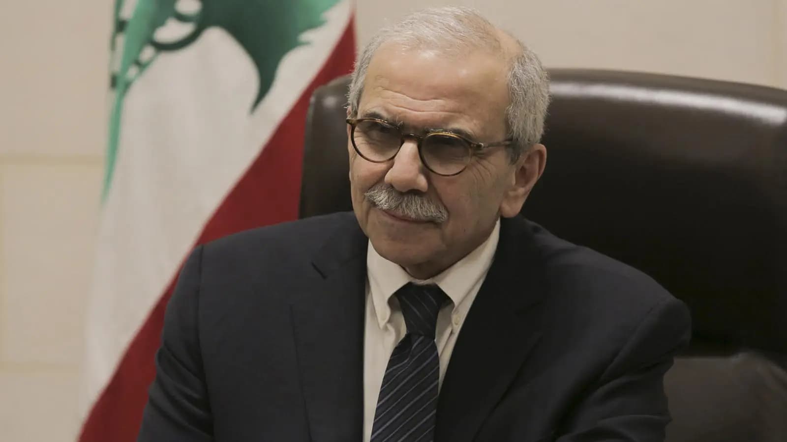 سلام يستقبل نائب رئيس أركان الدفاع البريطاني: لانسحاب إسرائيل من لبنان