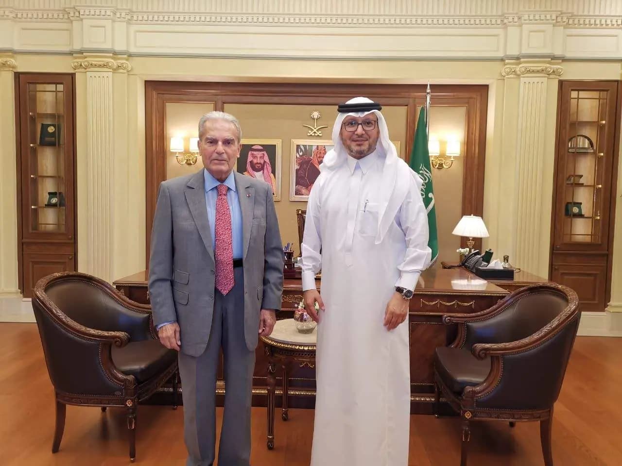 بخاري يستقبل الخازن