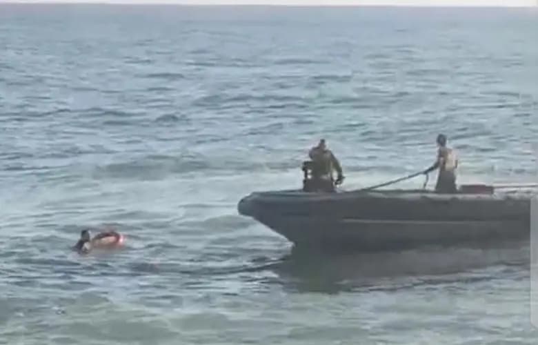كانا على متن مركب صيد.. إنقاذ شخصين من الغرق