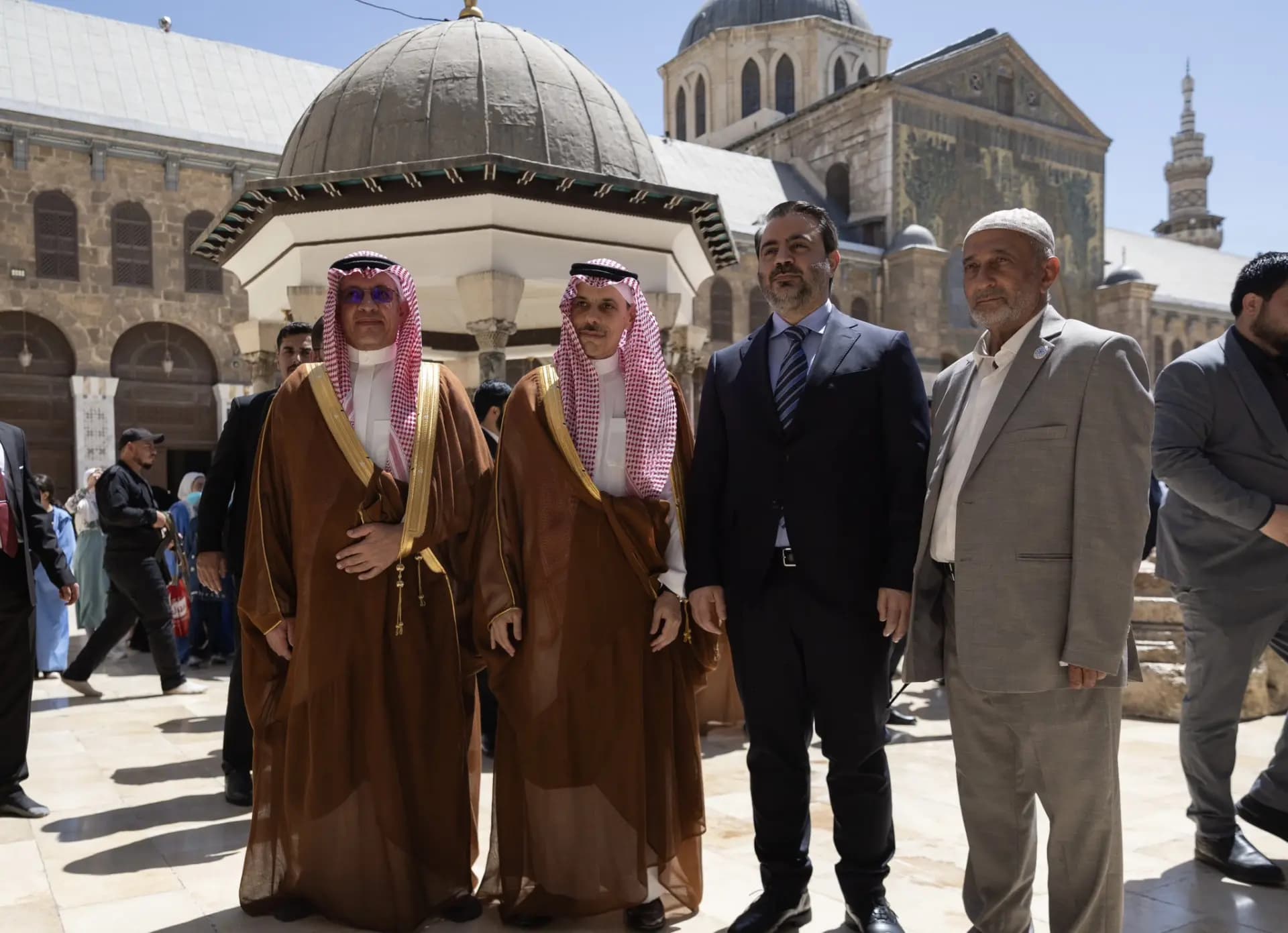 بالصور.. وزير الخارجية السعودي في الأموي