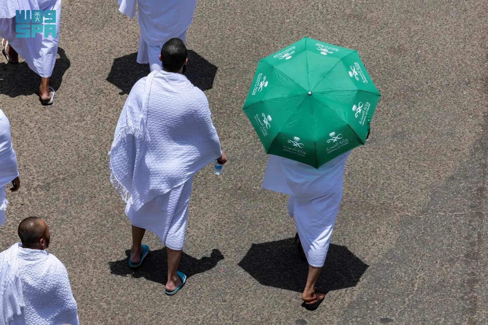 الصحة السعودية تحذّر: احذروا شمس الحرم.. والمظلة ضرورية!