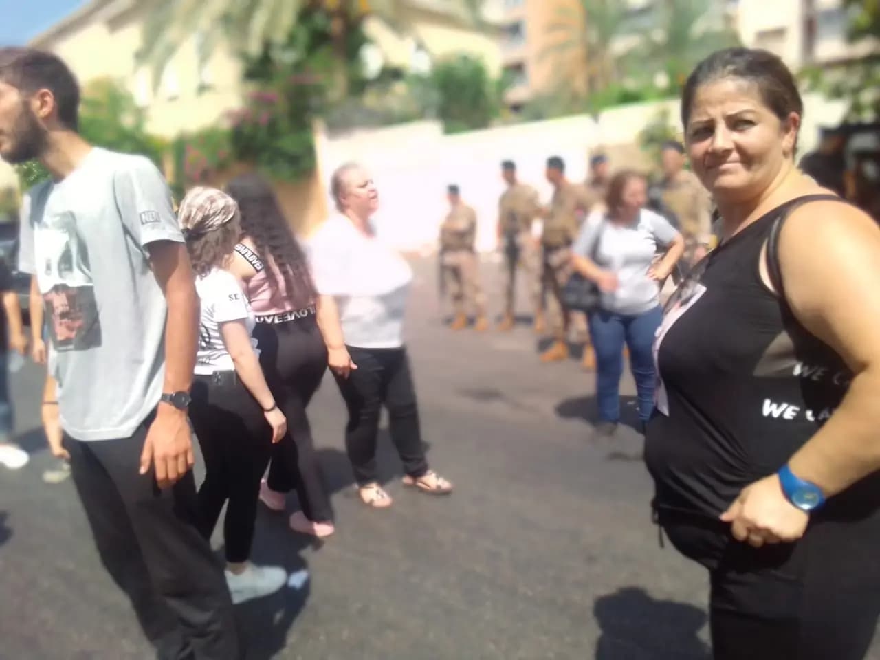 أهالي الموقوفين في دير العشائر ينفذون اعتصامًا أمام المحكمة العسكرية