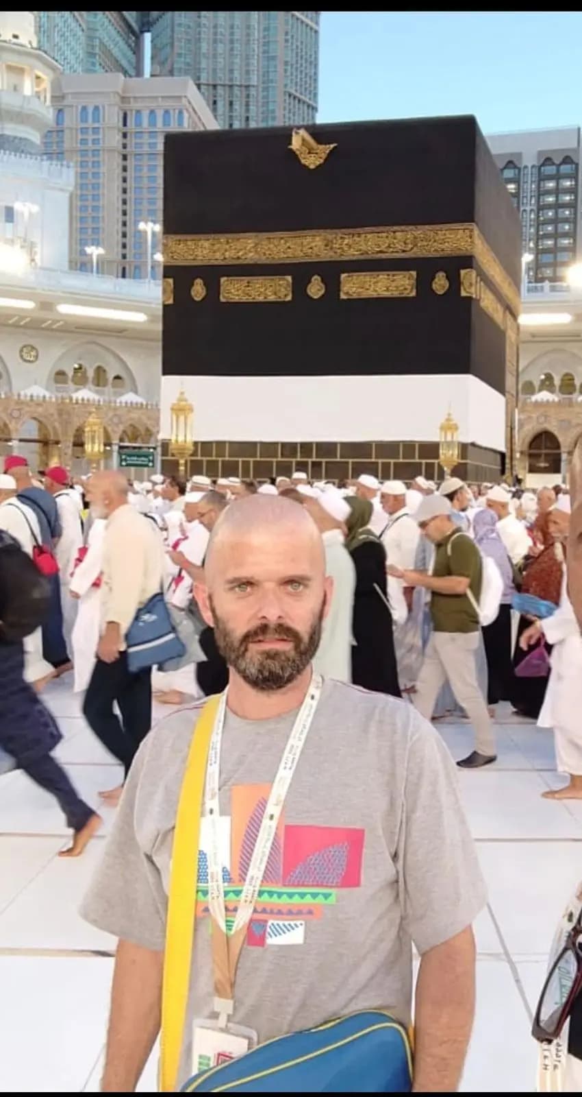 ذهب ليحج فعاد على الأكتاف
