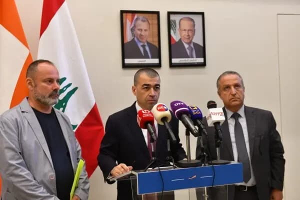التيار يطعن