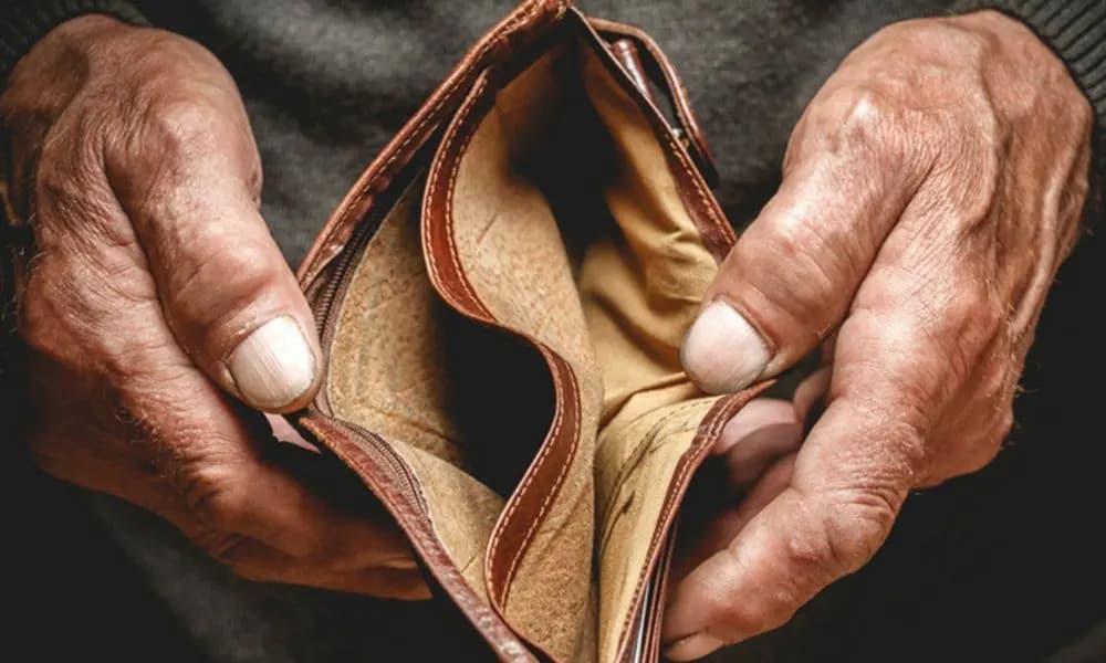 المغتربون يبيعون والمقيمون مفلسون