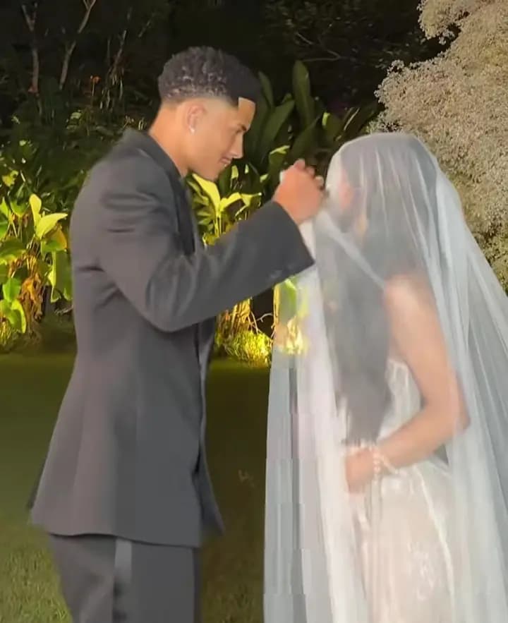 يصغرها بـ10 سنوات.. زواج عارضة أزياء من لاعب كرة قدم!