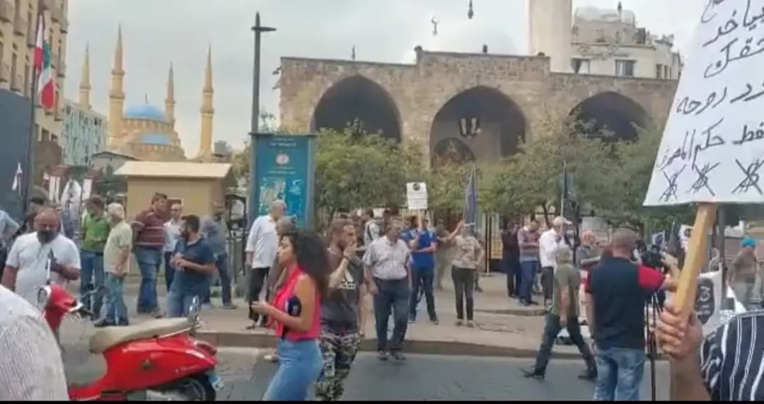 بالصورة- اعتصام أمام مدخل ساحة مجلس النوا ب في بيروت، رفضاً لمشروع قانون كابيتال كونترول، الذي تدرسه اللجان النيابية 