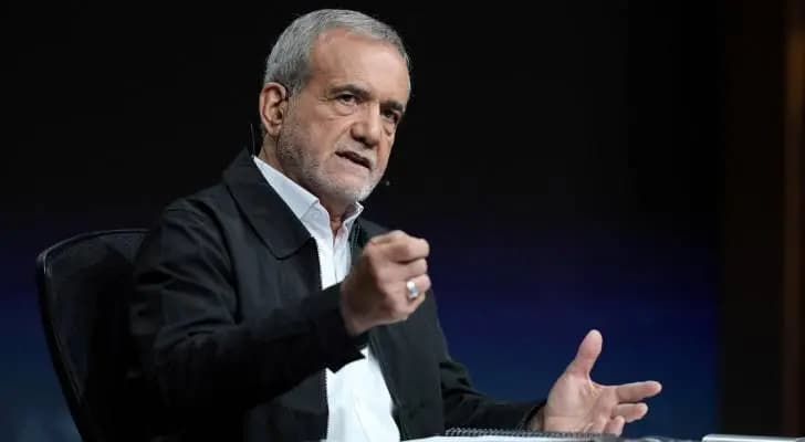 الرئيس الإيراني: شعبنا لن يستسلم للتهديد
