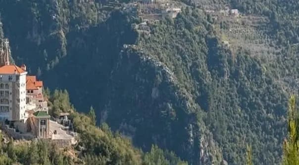 مصاب بطعنات عدة.. هذا ما حصل في أدونيس