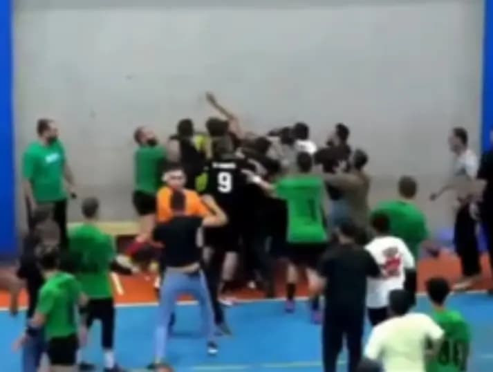 في حارة صيدا.. اقتحموا الملعب و اعتدوا على الحكم!