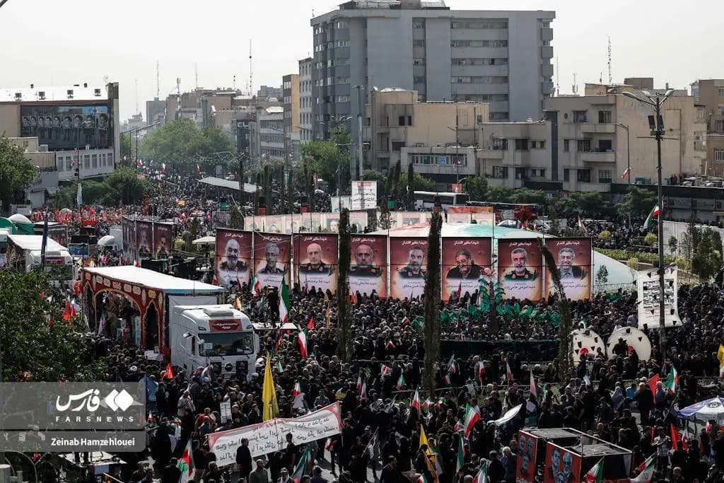 بالصور.. إيران تشيع شهداء العدوان الإسرائيلي