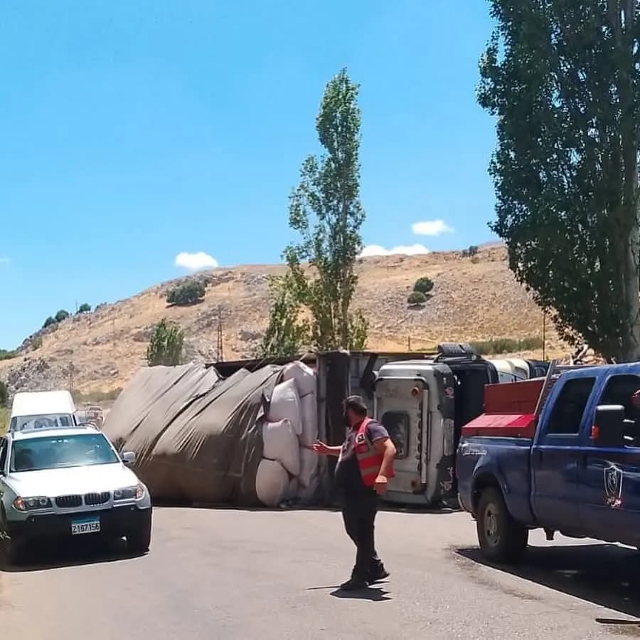 حادث انزلاق شاحنة يُربك السير في “طريق عميق"