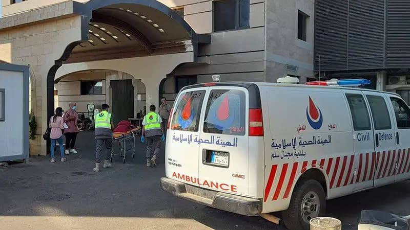 انقلاب سيارة إسعاف شمال صور وإصابة مسعفين