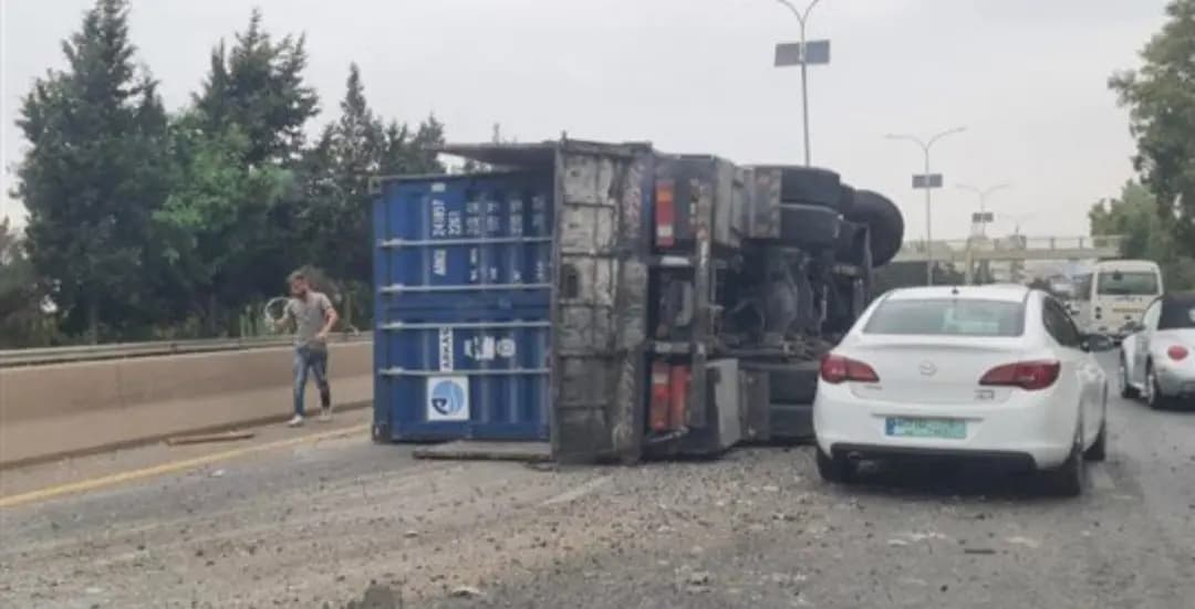 انقلابُ شاحنةٍ على أوتوستراد جبيل