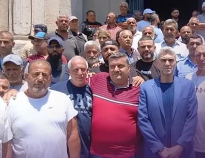 "دعما لحقوق الموظفين".. اعتصام أمام بلدية طرابلس