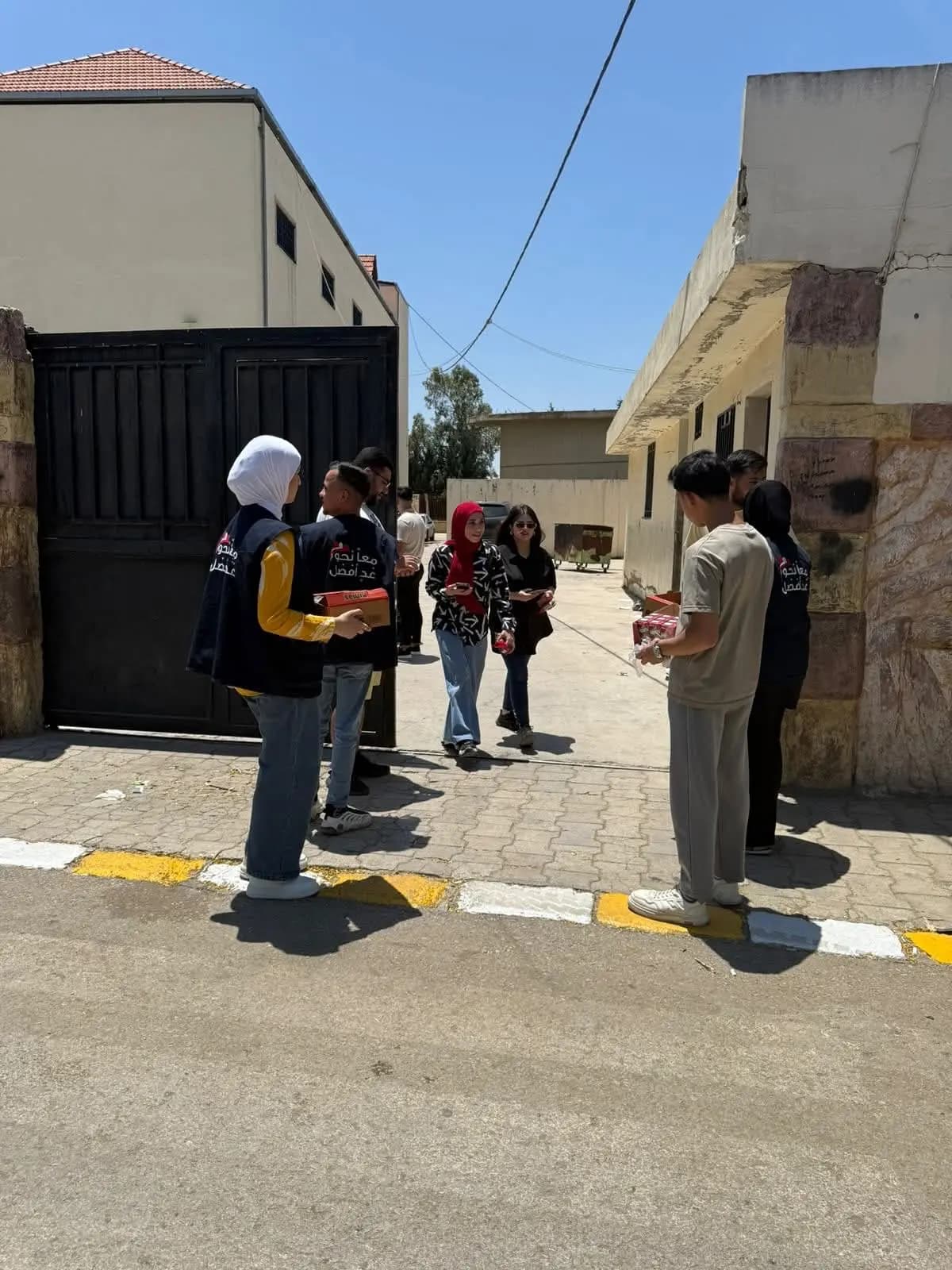 بالصور.. حواجز محبة لـ "شباب الاتحاد" أمام مراكز الإمتحانات