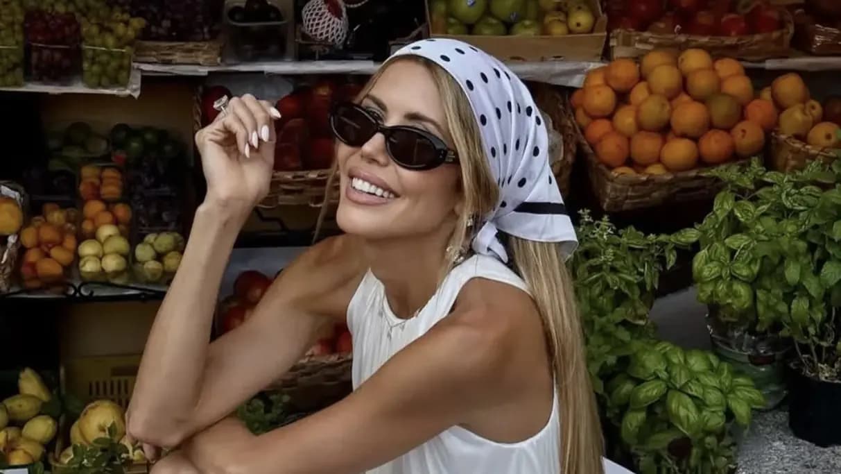 وشاح حريري.. لمسة بسيطة تغيّر كل الإطلالة!