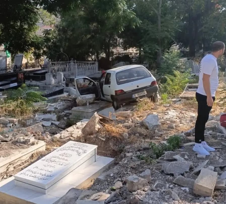سيارة تخرج عن السيطرة وتقتحم جبانة النبطية