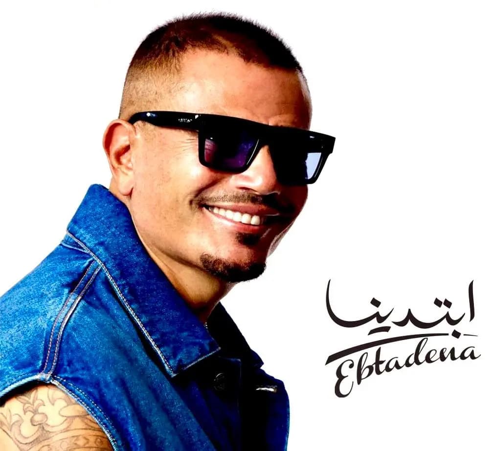 عمرو دياب يتربع على عرش الموسيقى العربية ويشعل مهرجانات الصيف