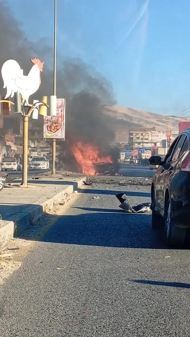 استهداف سيارة على طريق المصنع