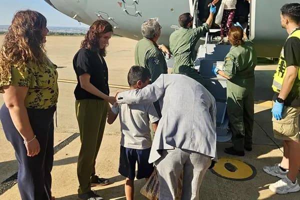 إسبانيا تجلي 44 طفلًا من غزة لتلقي العلاج