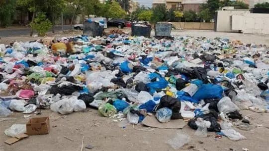 نفاد المازوت يُكدّس النفايات في شوارع صيدا!