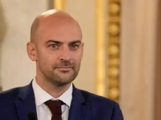 باريس تهدد بفرض قيود جديدة على إيران