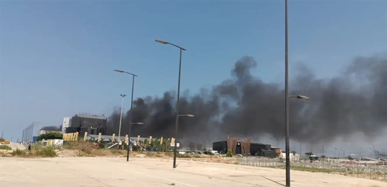 دخان كثيف يغطي الواجهة البحرية لبيروت