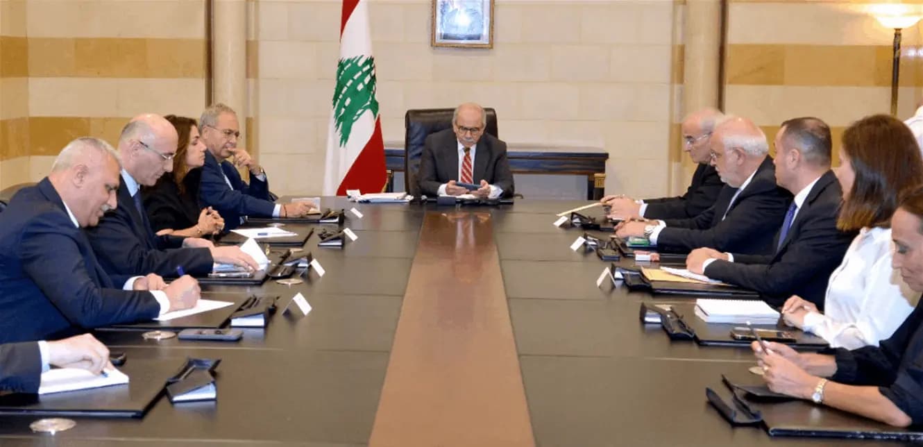 الحكومة تتدارس تعزيز العلاقات مع دمشق