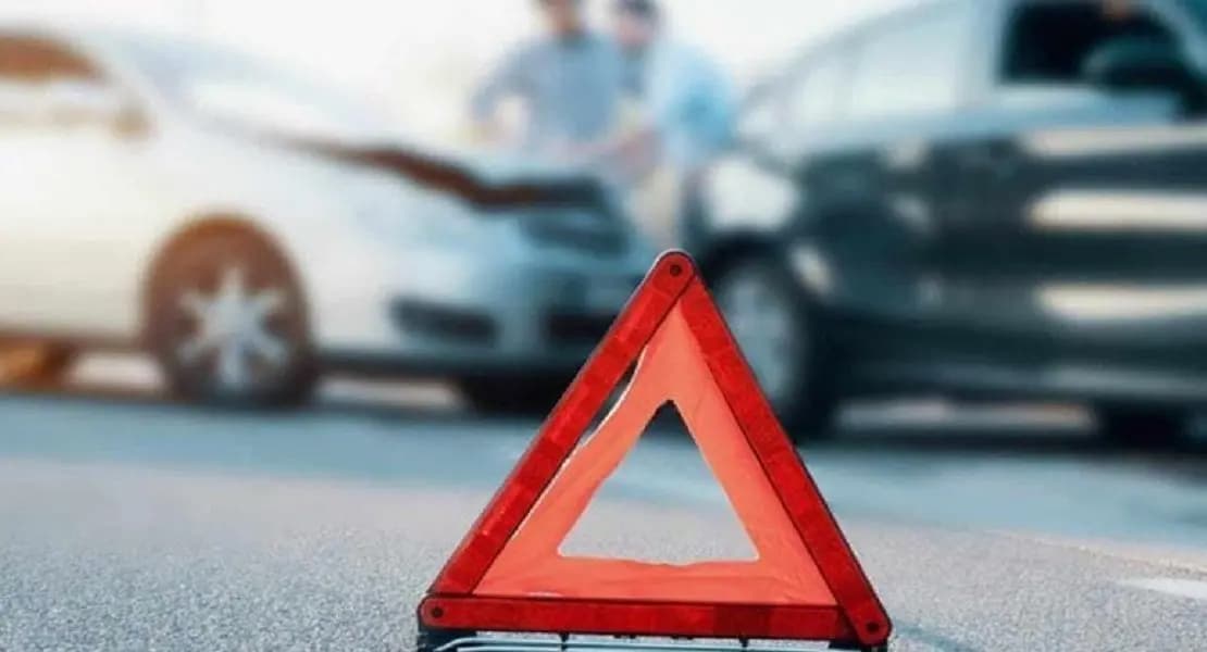 حفر وتشققات تهدد السائقين.. ونداء عاجل للوزارة