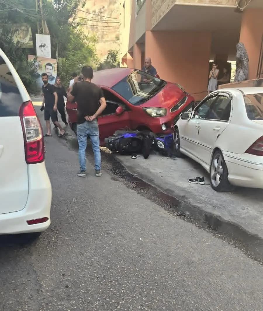 فقد السيطرة على سيارته فارتطم بدراجة نارية.. اليكم التفاصيل