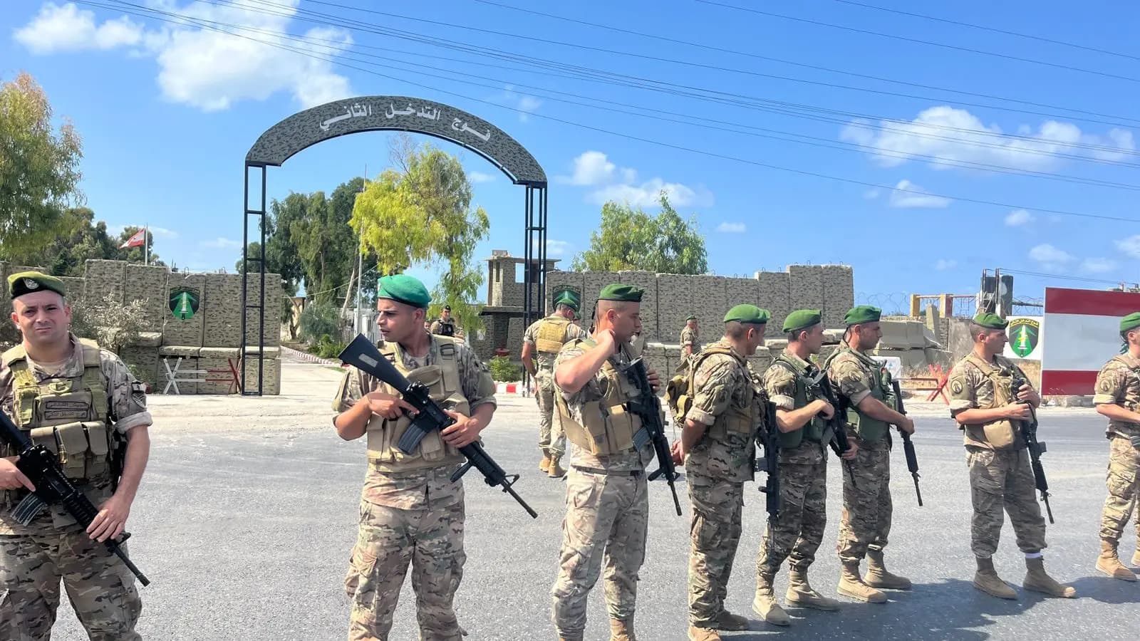 بينها صواريخ "غراد".. الجيش يتسلم شحنات أسلحة من المخيمات الفلسطينية