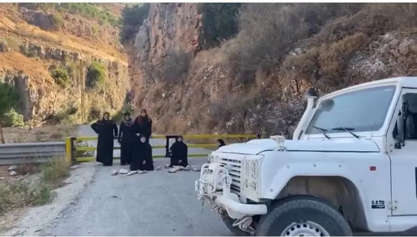 نسوة "الدلافة" يوقفن دورية اليونيفيل