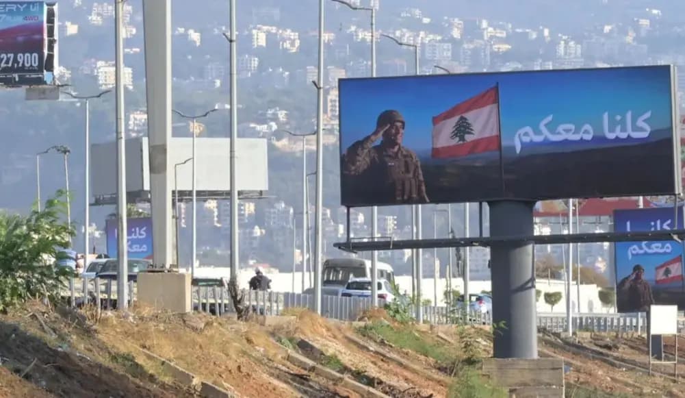"كلنا معكم".. لافتات دعم للجيش اللبناني تزين طريق المطار