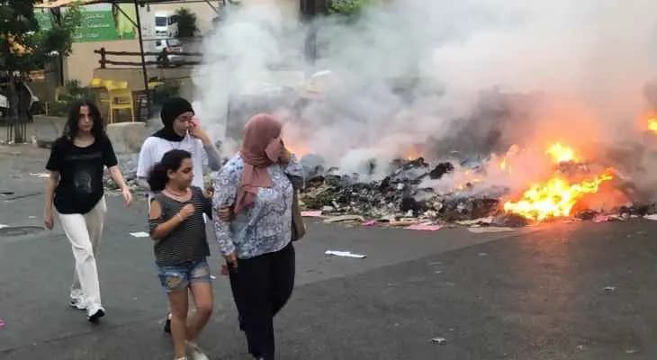 إضرام النيران في دراجة نارية تعود لسوري عند مفرق حسينية الكرك - زحلة