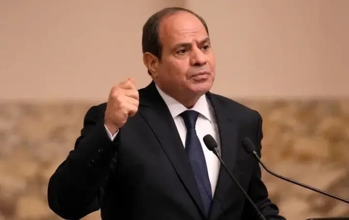 "مصر ستبقى قوية".. السيسي يطمئن شعبه