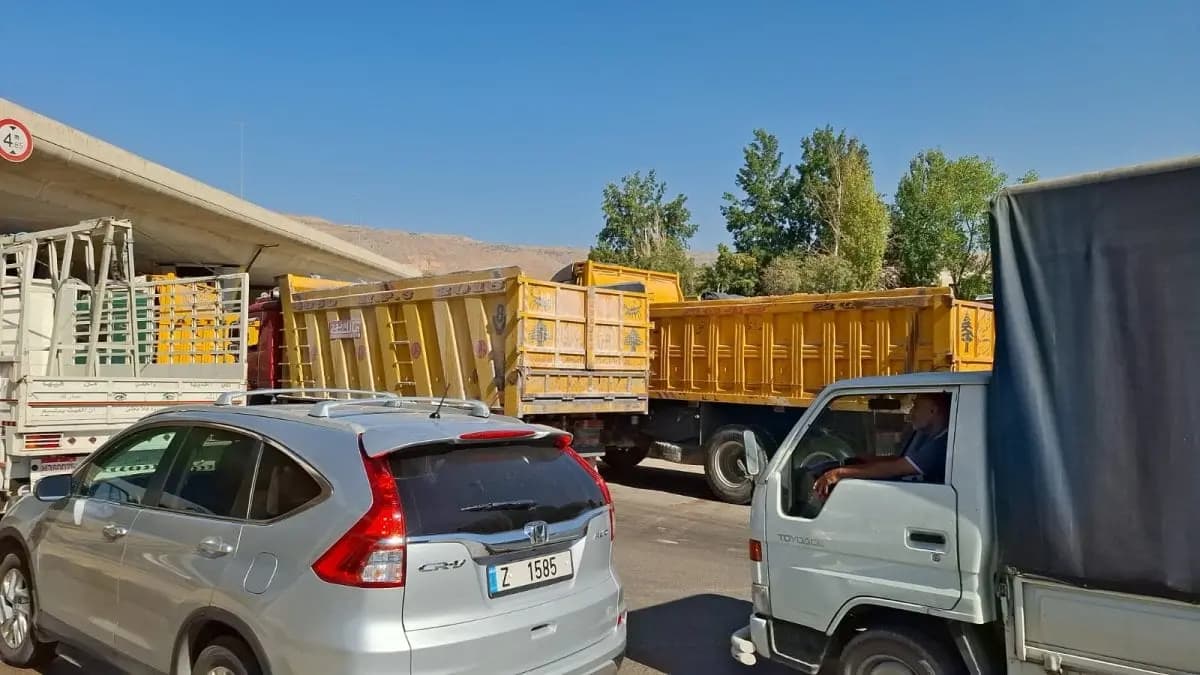 تجمع لعدد كبير من الشاحنات في شتورا.. ماذا يجري؟