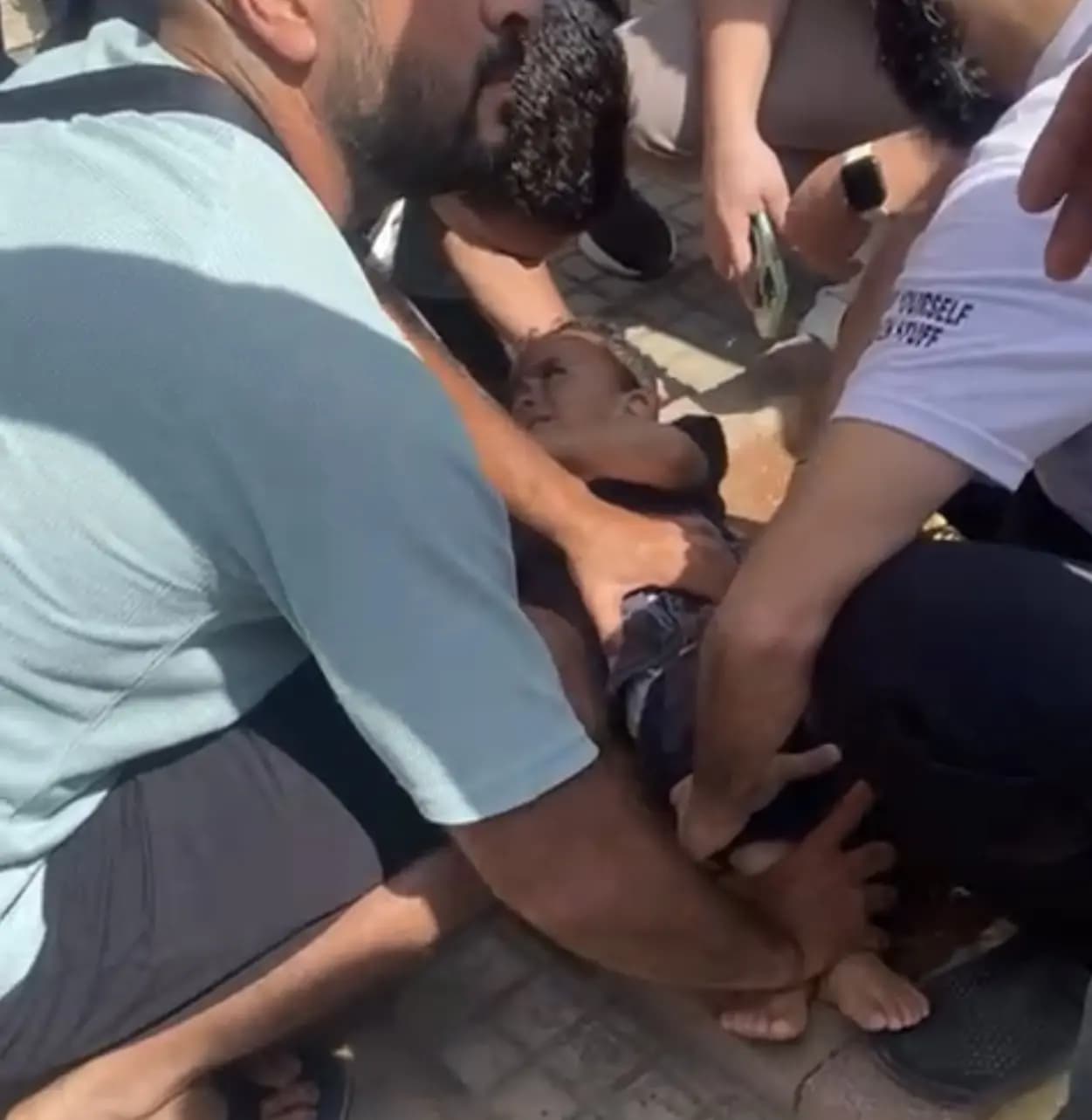 معجزة في النبطية.. آدم ينجو من سقوط من الطابق الثاني!