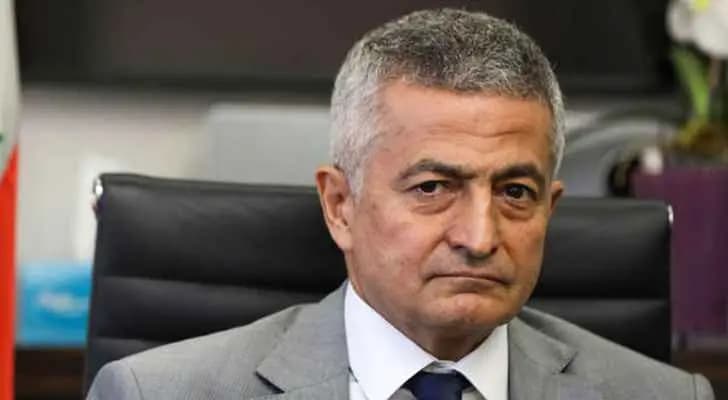وزير المالية يوقع مشروع مرسوم وقرارين