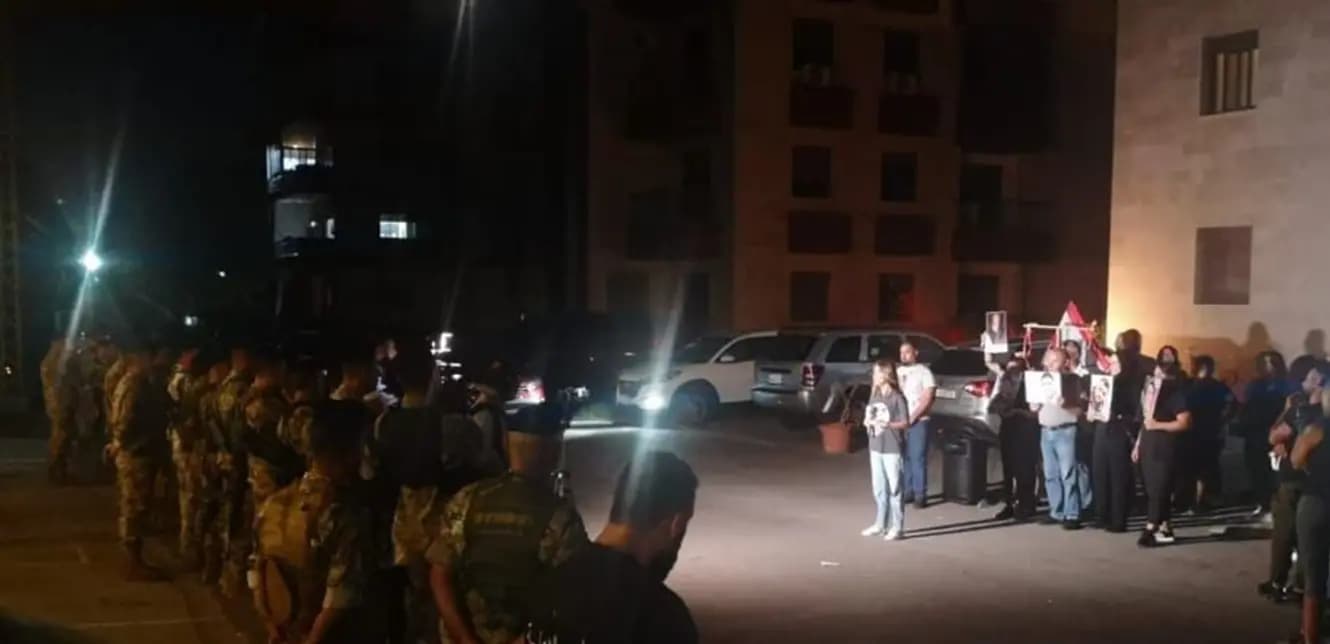 أهالي ضحايا انفجار المرفأ أمام منزل عبود: لإكمال القاضي البيطار التحقيق