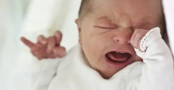 رضيعة بين النفايات!