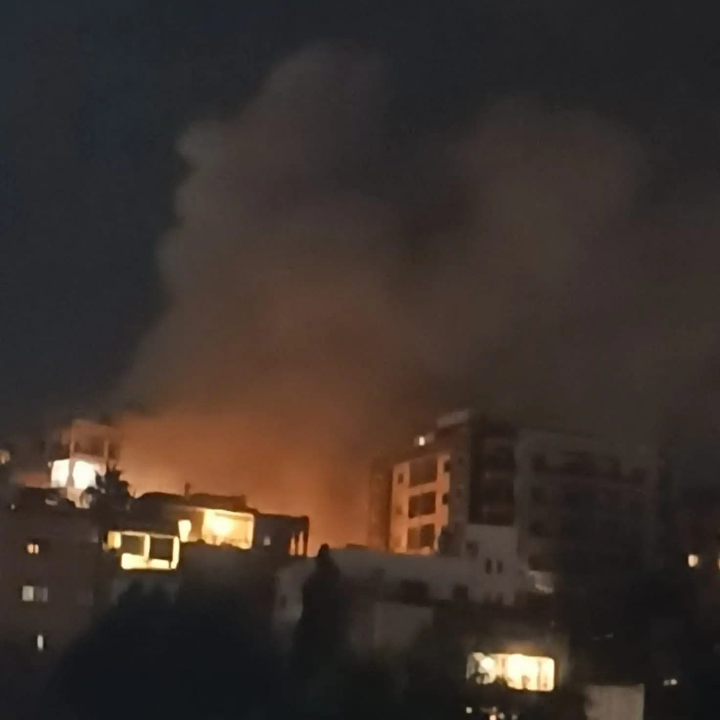 بالصور.. مسيرة معادية تستهدف شقة في النبطية