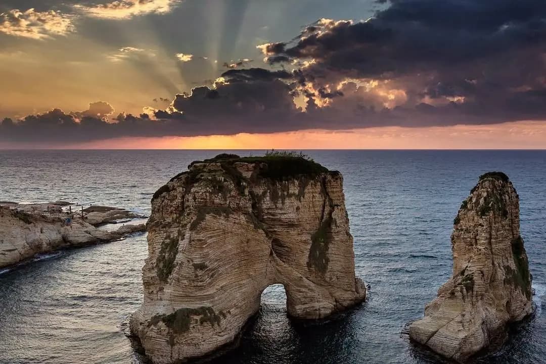 نواب بيروت يرفضون تسييس صخرة الروشة