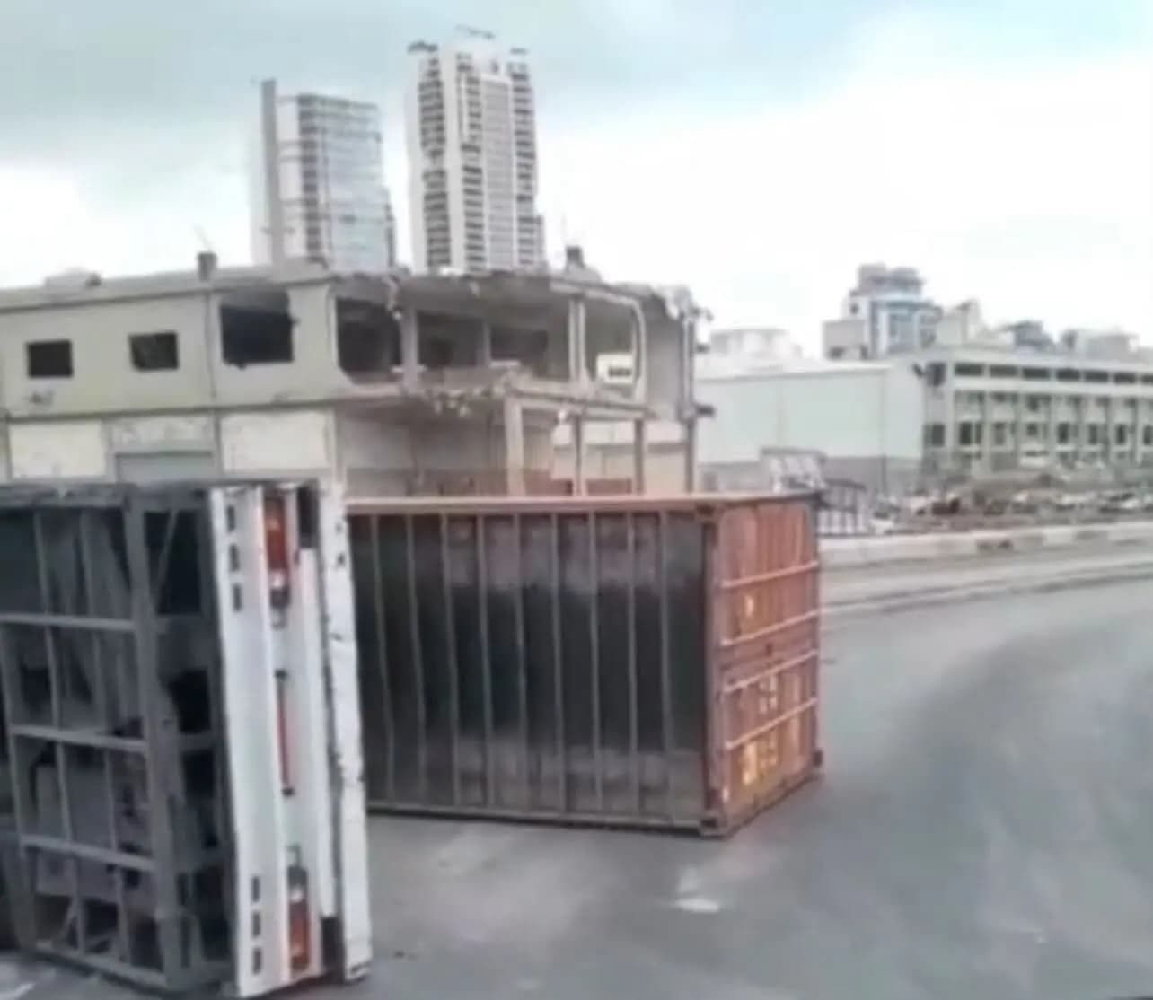 سقوط "كونتينر" في مرفأ بيروت كاد يتحوّل لكارثة!